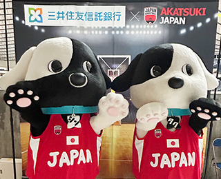 バスケットボール試合会場で、ブースを設置し、応援している様子です。