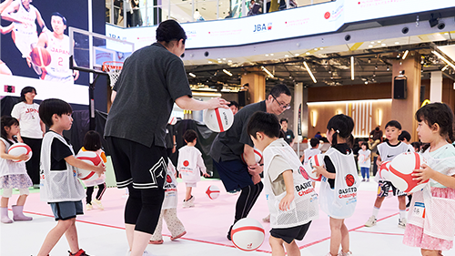 子どもがバスケットボールを体験している様子です。