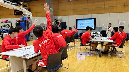 バスケットボールU18日本代表選手が話し合っている様子です。