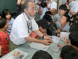 ドブ貝解剖の見学。子供たちは熱心にメモを取っていました