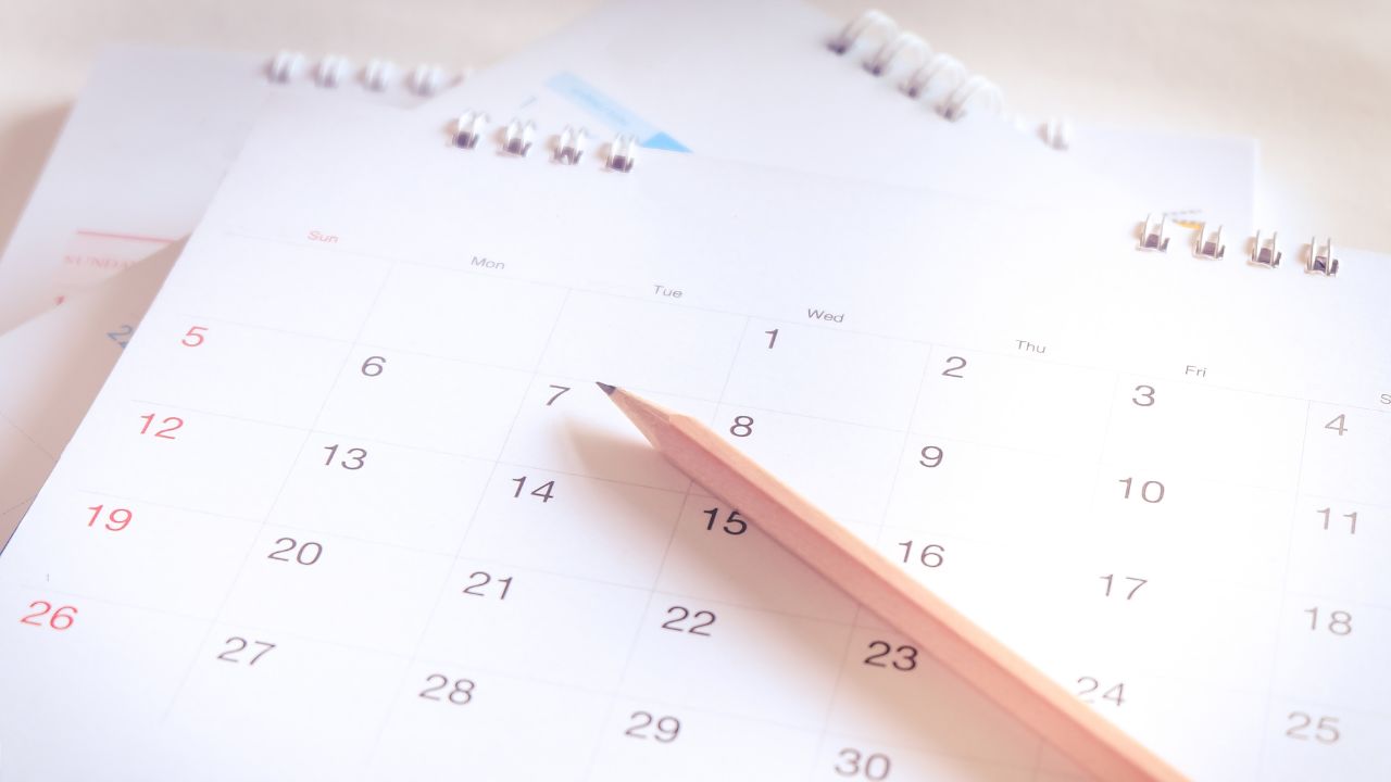 カレンダーと鉛筆の画像