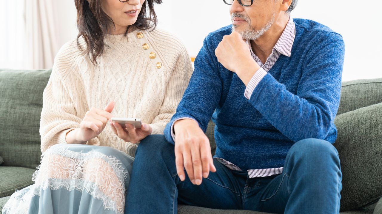 ソファで話している男女の画像
