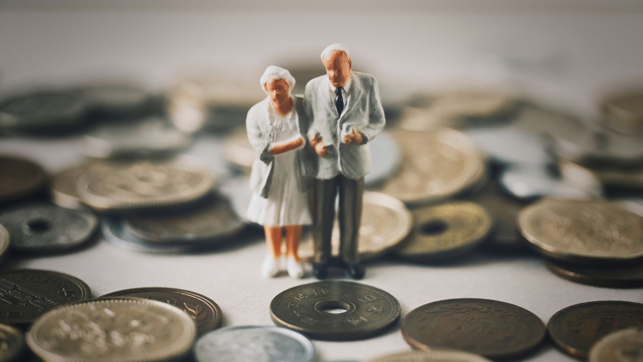 硬貨の中に立つ夫婦のミニチュアの画像