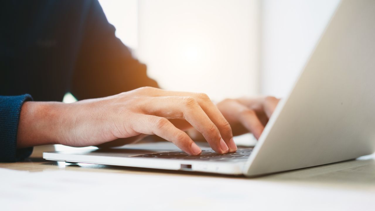 ノートパソコンを操作する手元の画像