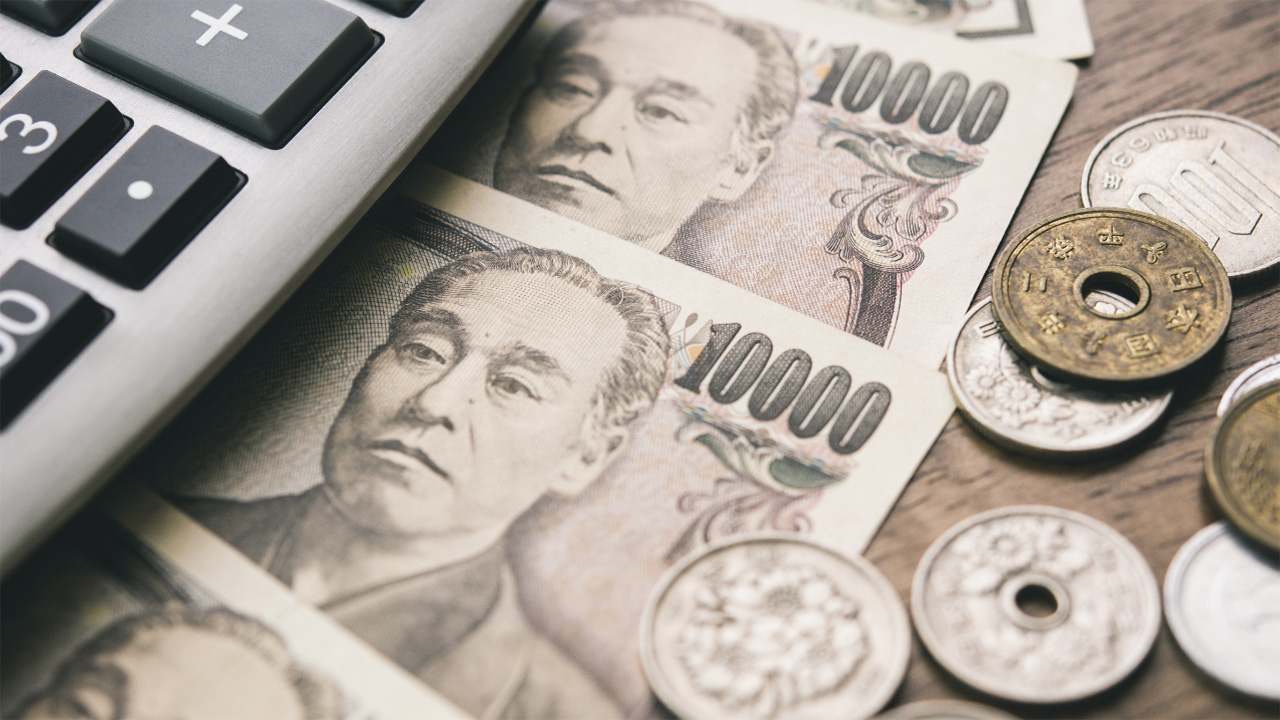 お金と電卓の画像