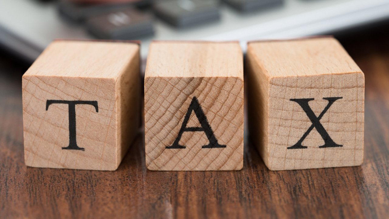 「TAX」と書かれた積み木の画像