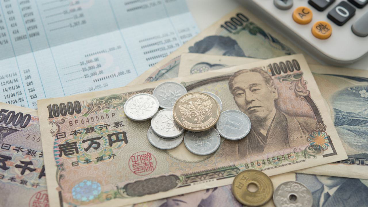 通帳と日本円の画像
