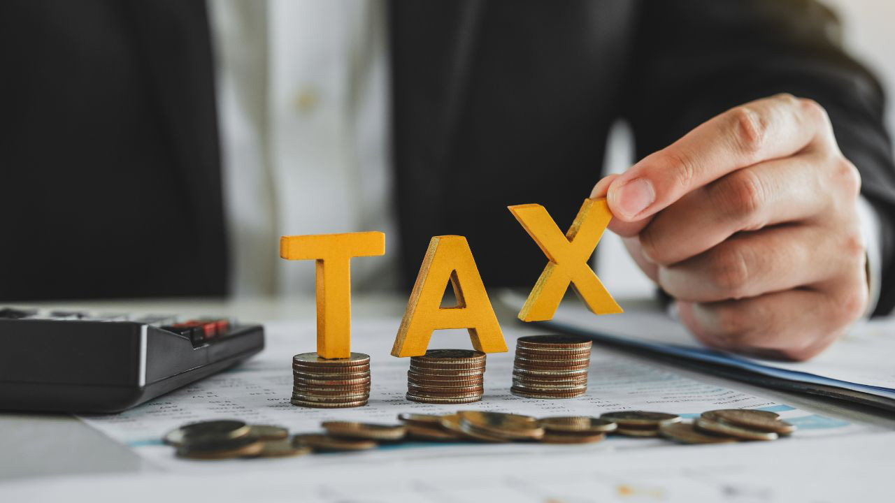 お金と「TAX」の文字の画像