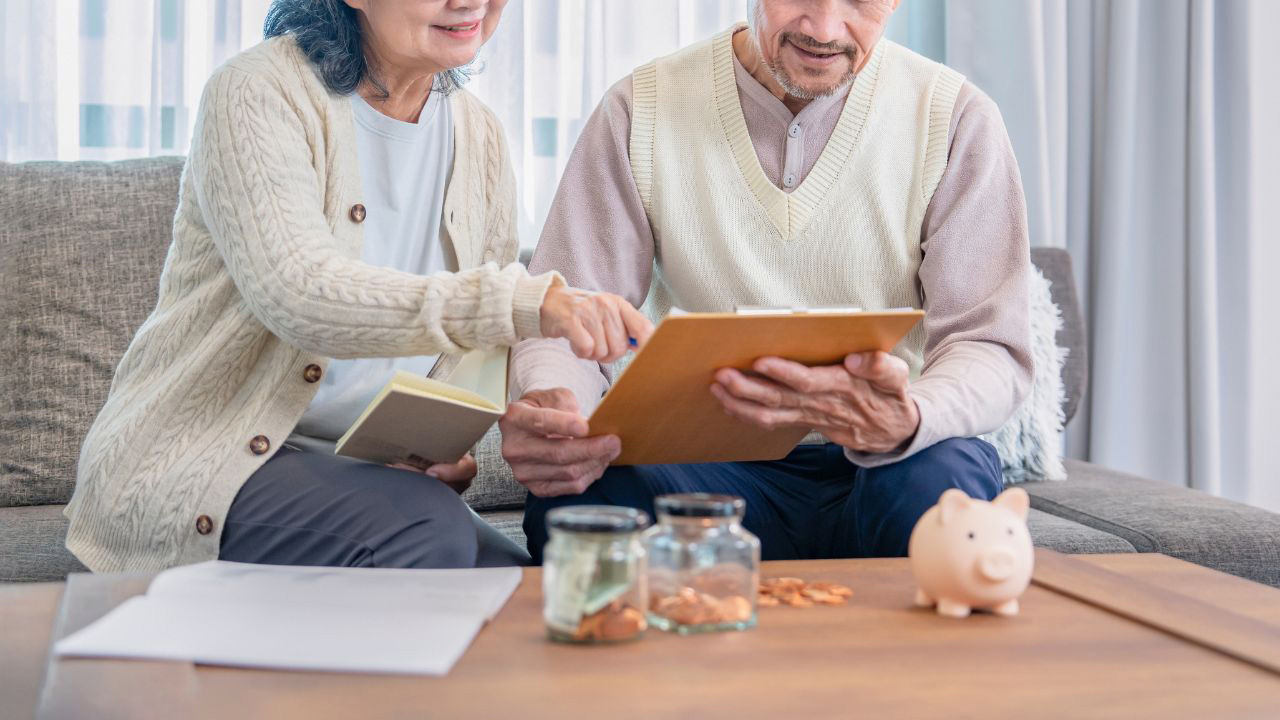老夫婦が貯蓄プランを探す画像