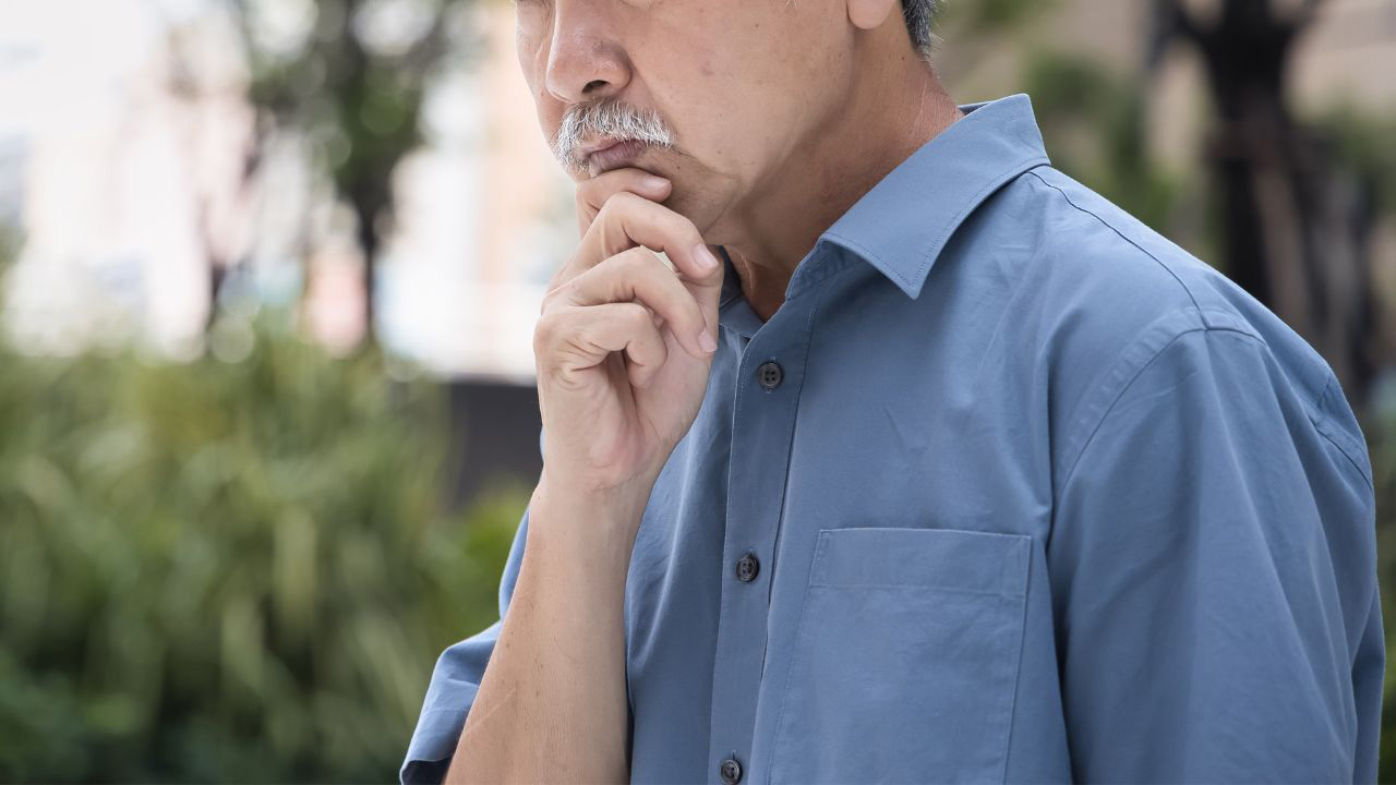 考え事をする男性の画像