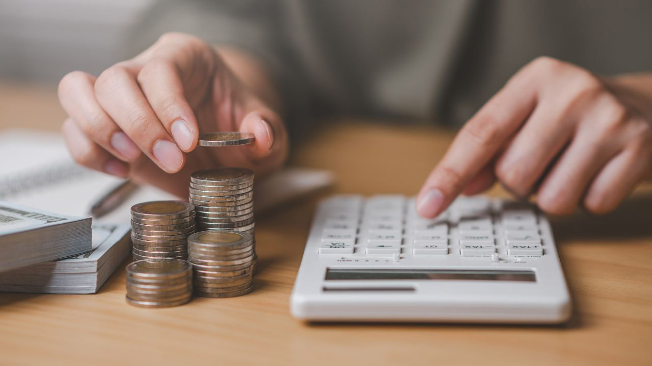 お金と電卓の画像