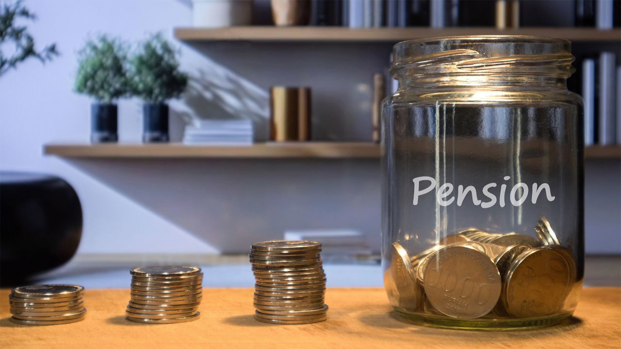 積み上げられた硬貨と、瓶に貯めている硬貨の画像