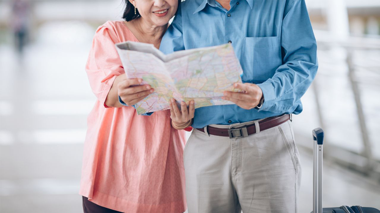 地図を見る老夫婦の画像