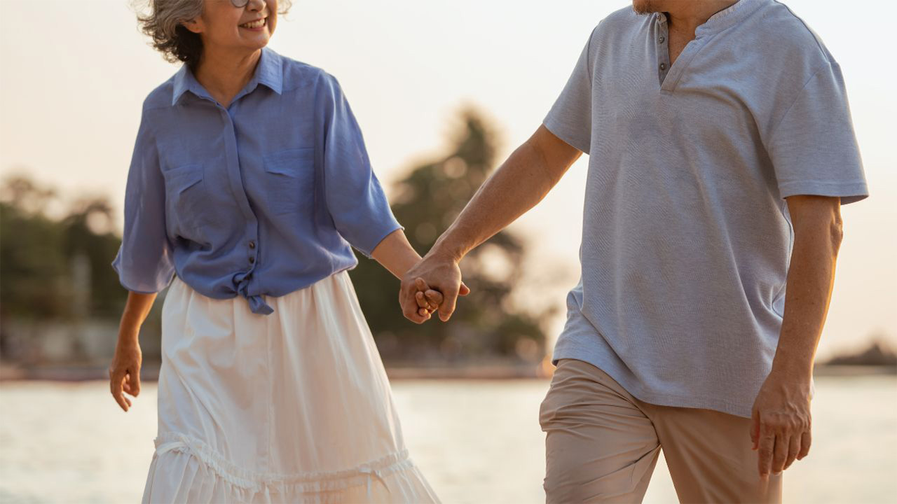 手をつなぐ老夫婦の画像