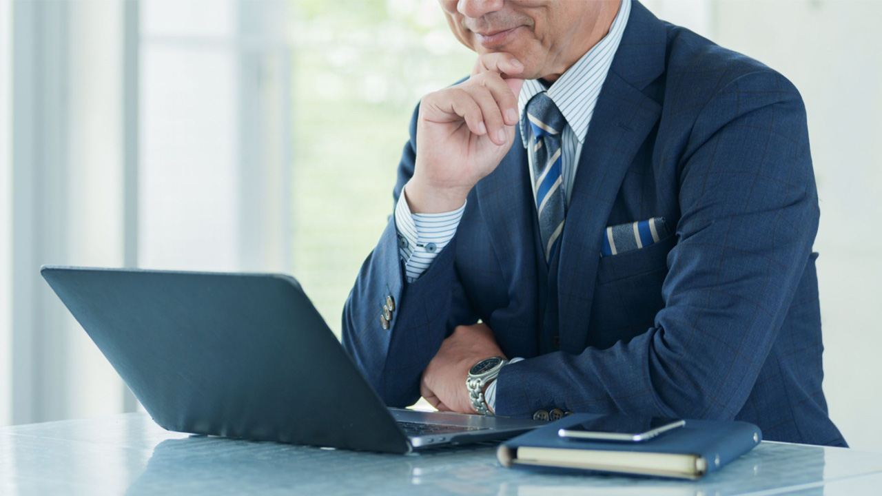 退職金の情報を調べる男性の画像
