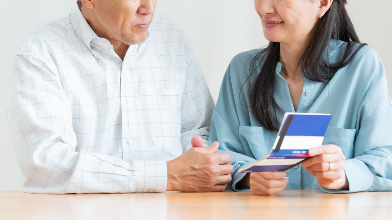 預金残高を確認し合う夫婦の画像