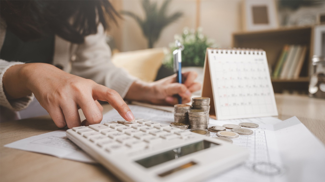 電卓を用いてお金について計算しているところ