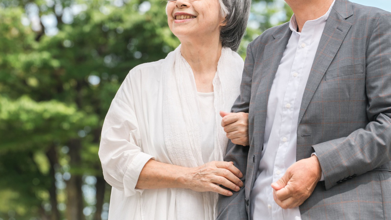 先を見据えている老夫婦の画像