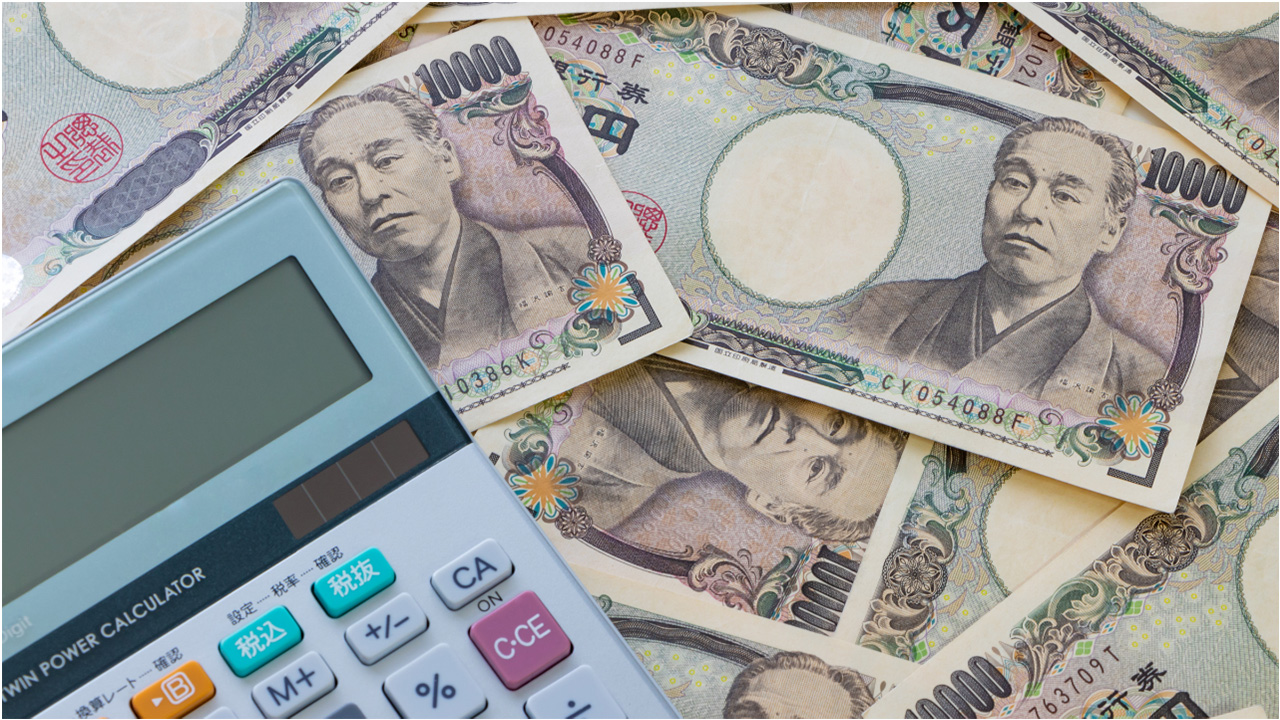 お金と電卓の画像