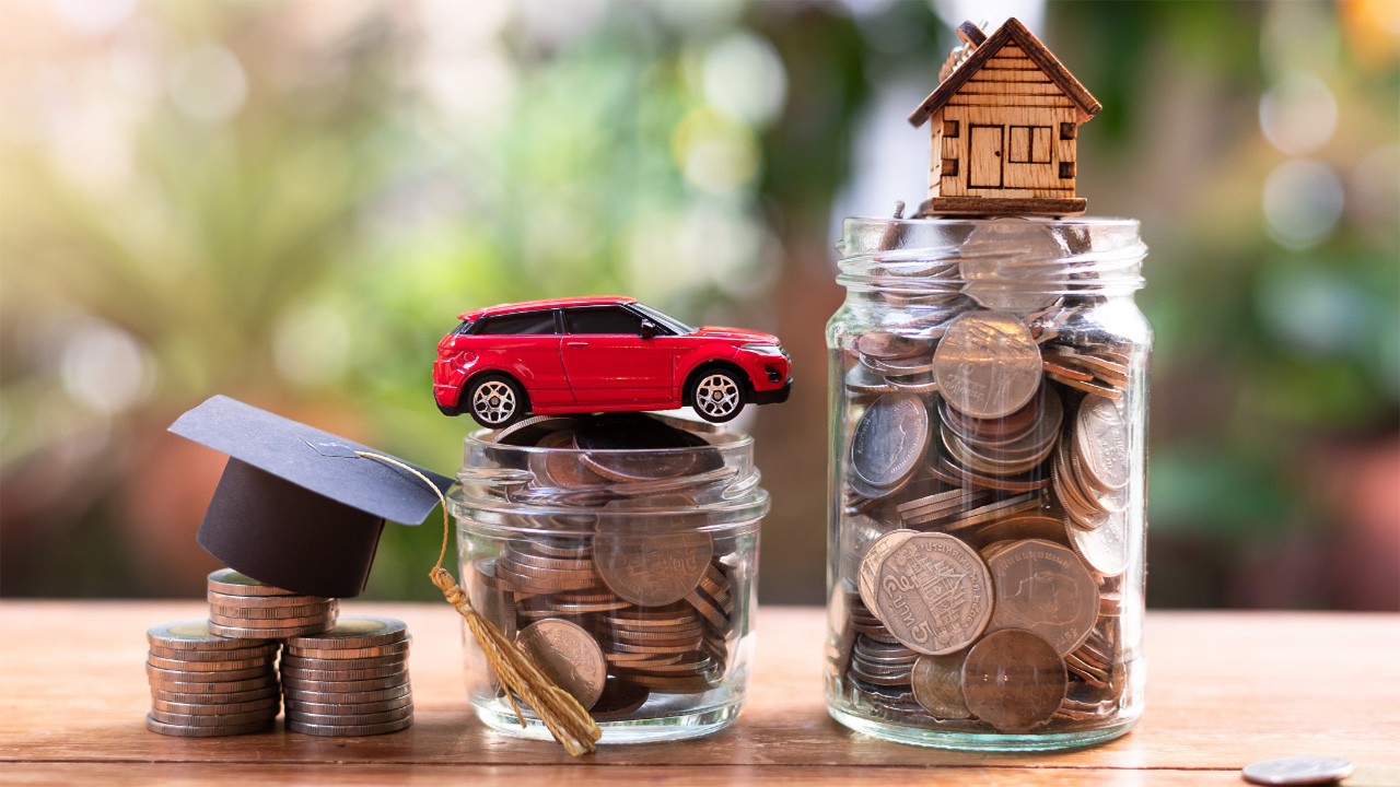 コインと教育・車・住宅ローンのモチーフの画像