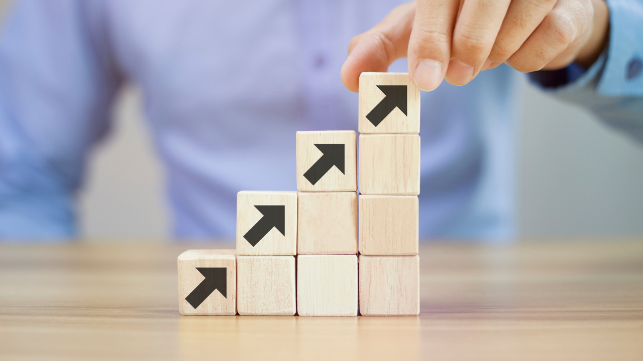 年利が上がっていく様子をイメージした矢印の画像