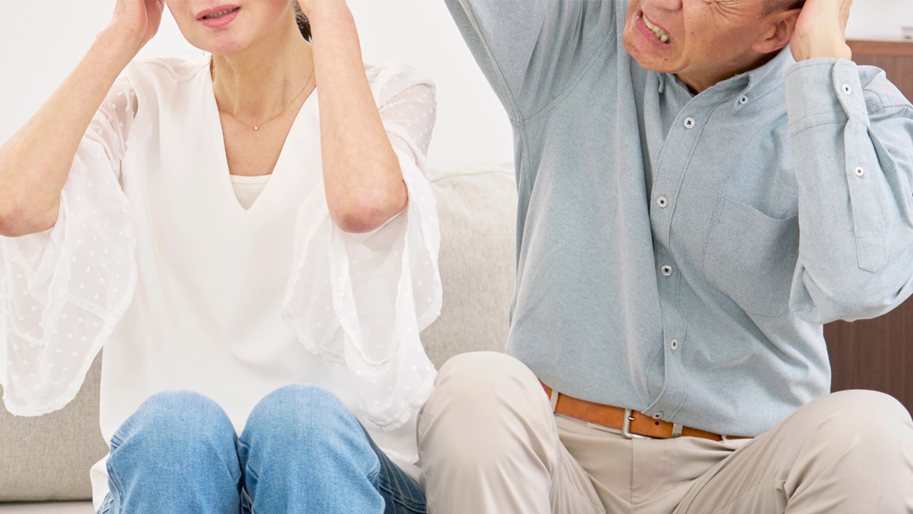 老人が頭を抱える画像