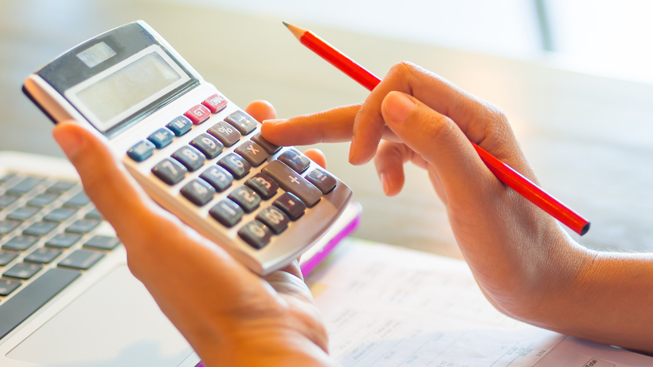 電卓と鉛筆の画像