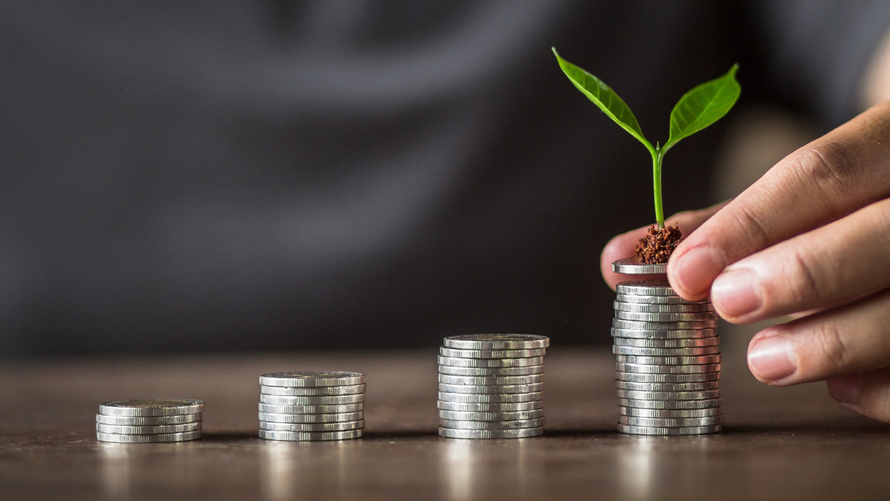 男性がコインを積み立てている画像