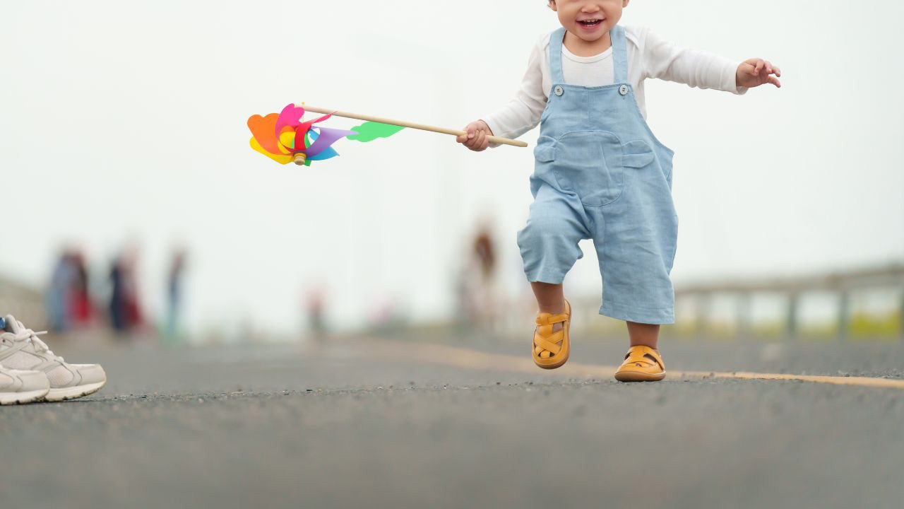 子どもが道路を歩く画像