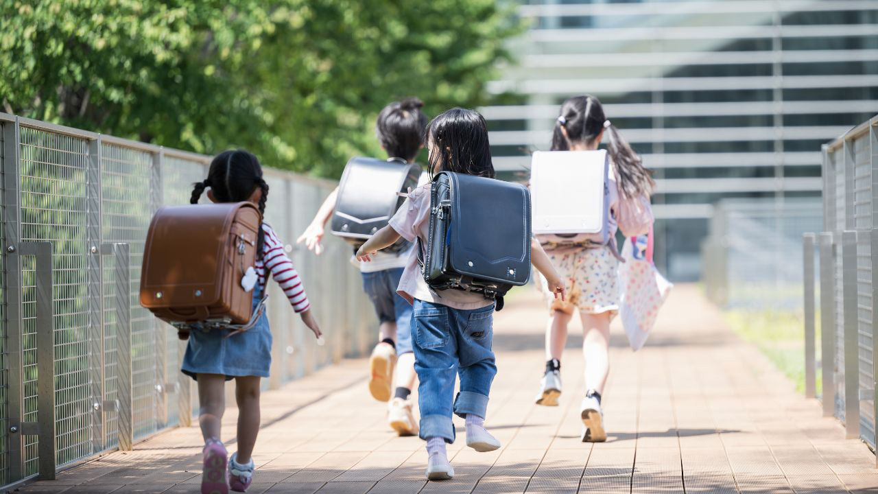 ランドセルを背負った小学生の画像