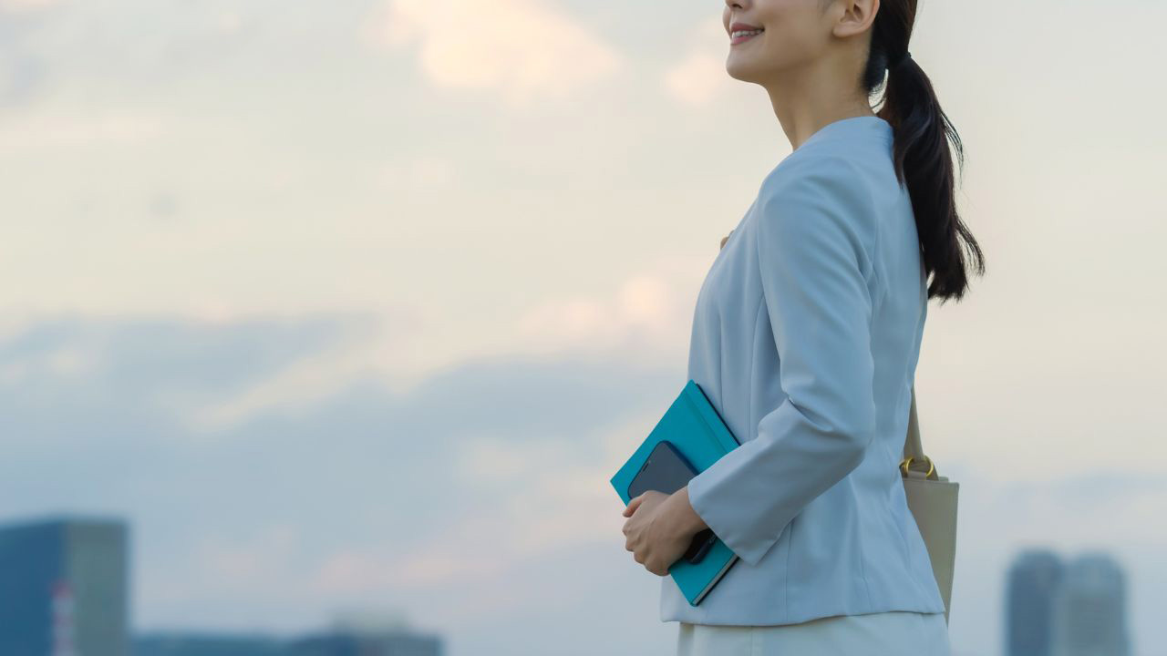 スーツを着た女性の画像