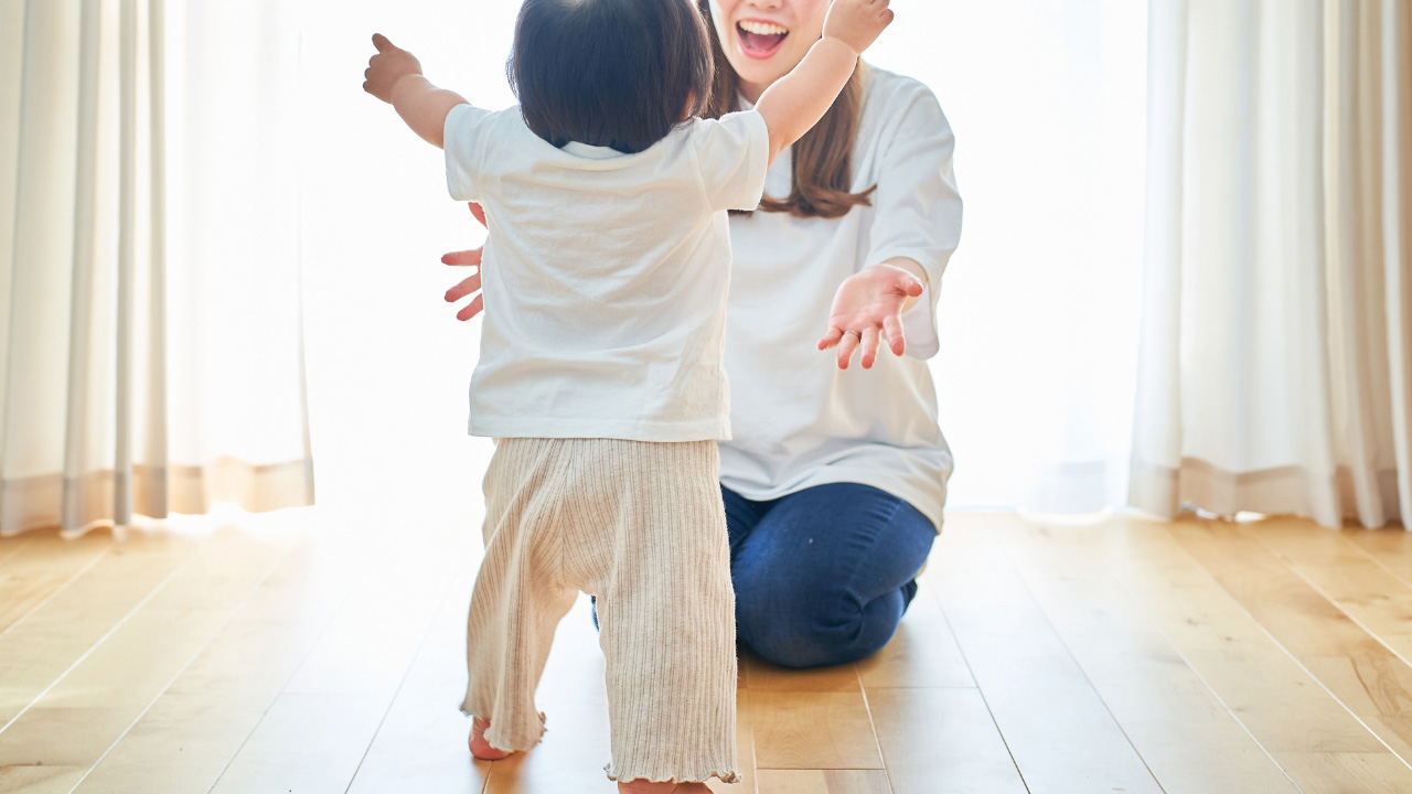 子どもと女性の画像