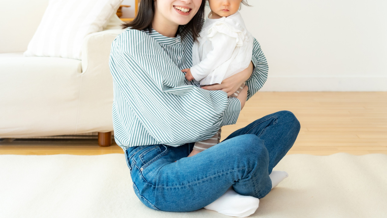 子どもと母親が微笑んでいる画像