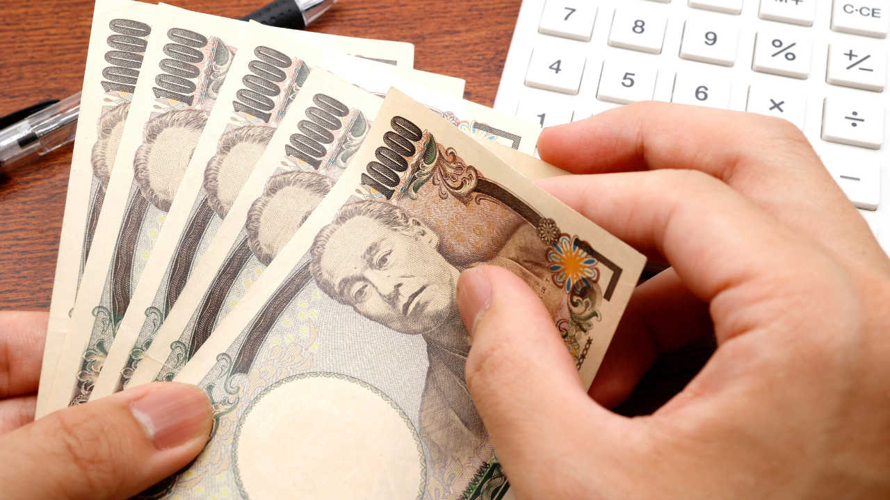 日本円と電卓の画像