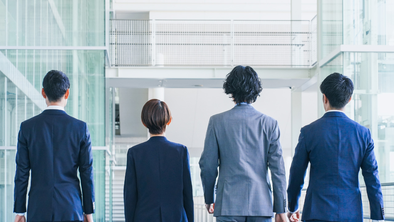 スーツを着た女性・男性たちの後ろ姿