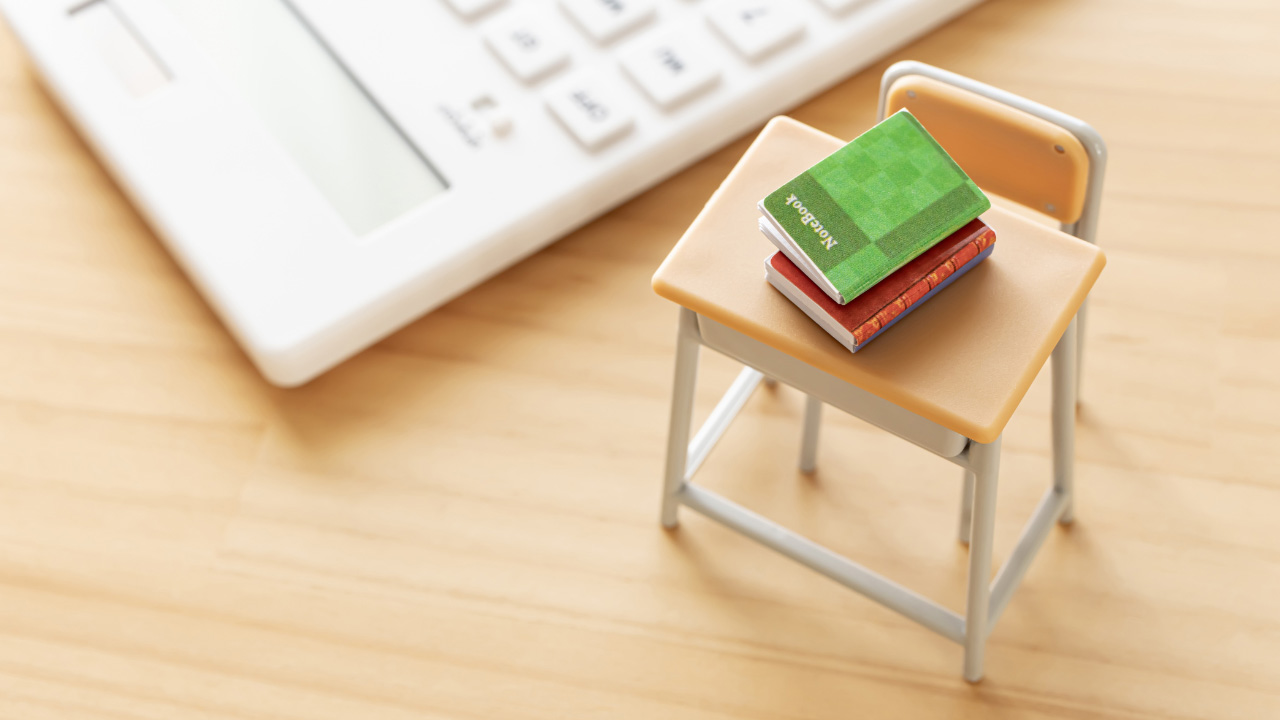 小さな椅子と机の画像