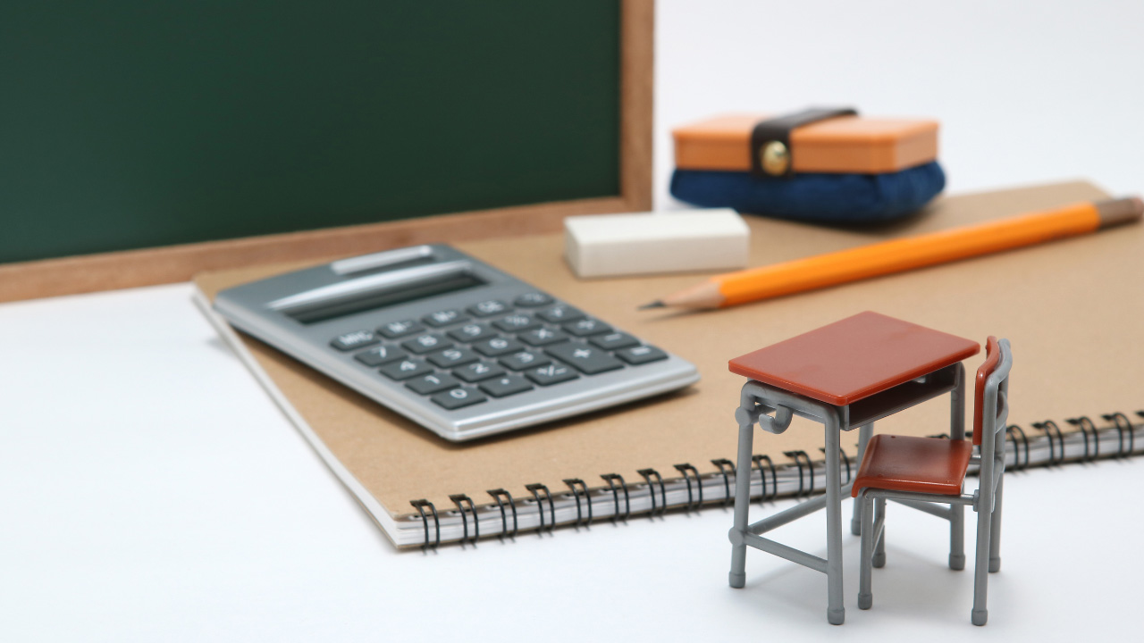 小さな机と椅子の模型の画像