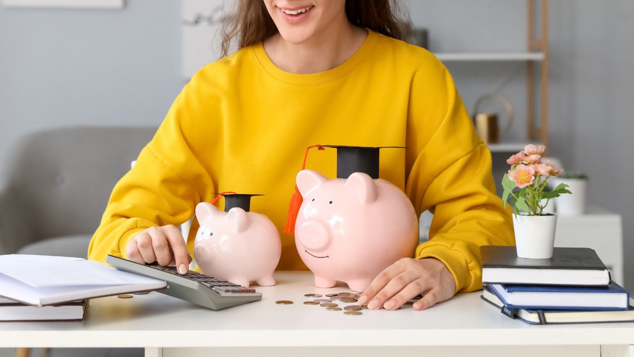 女性が椅子に座り電卓をたたいている画像