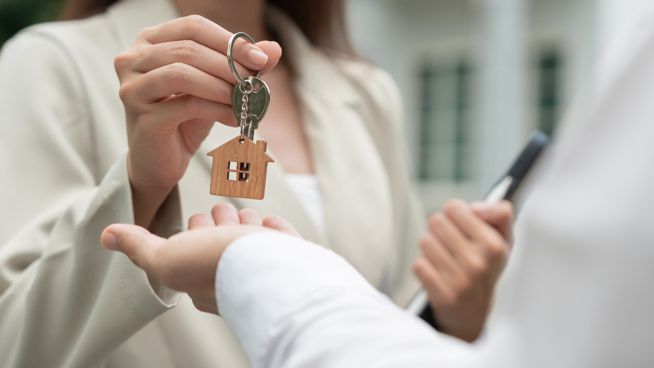 家の鍵を渡している画像