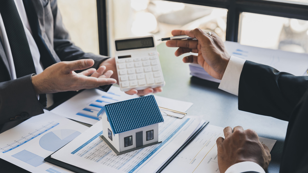 電卓を使いながら議論をしている画像