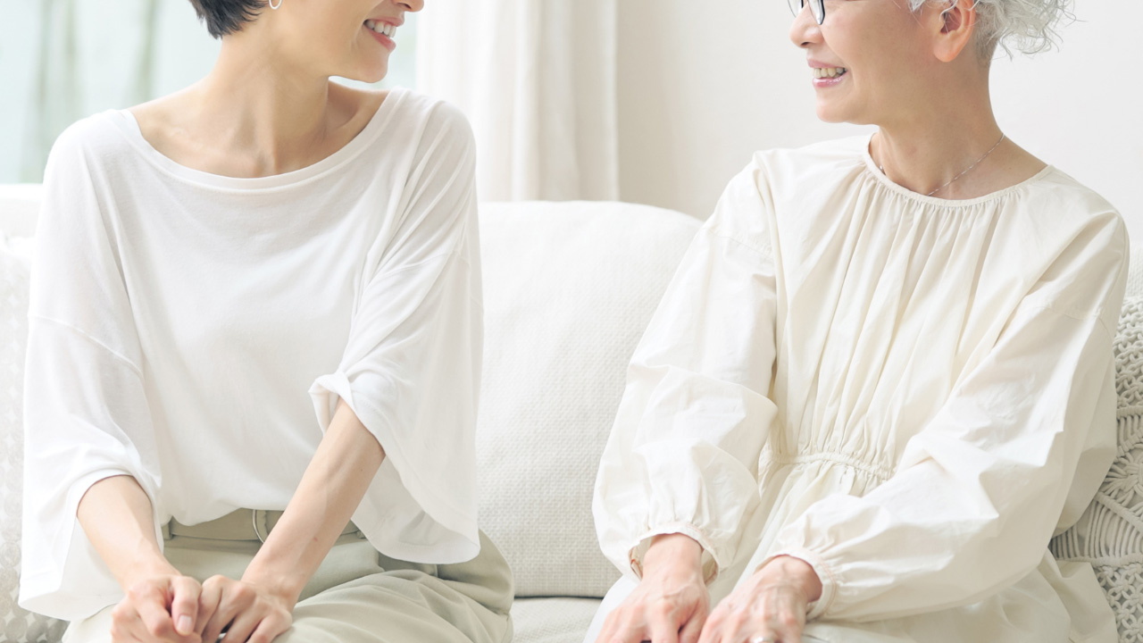 ソファに座り会話をしている2人の女性の画像