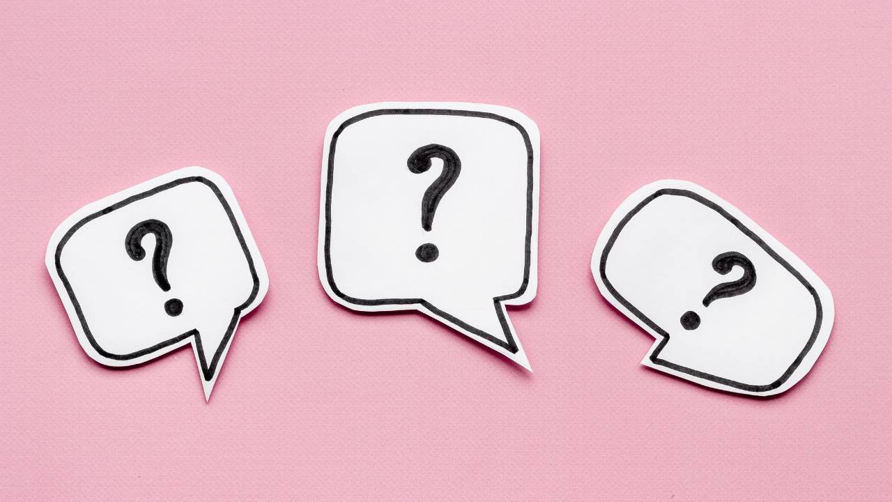 クエスチョンマークが描かれた3つの吹き出しの画像