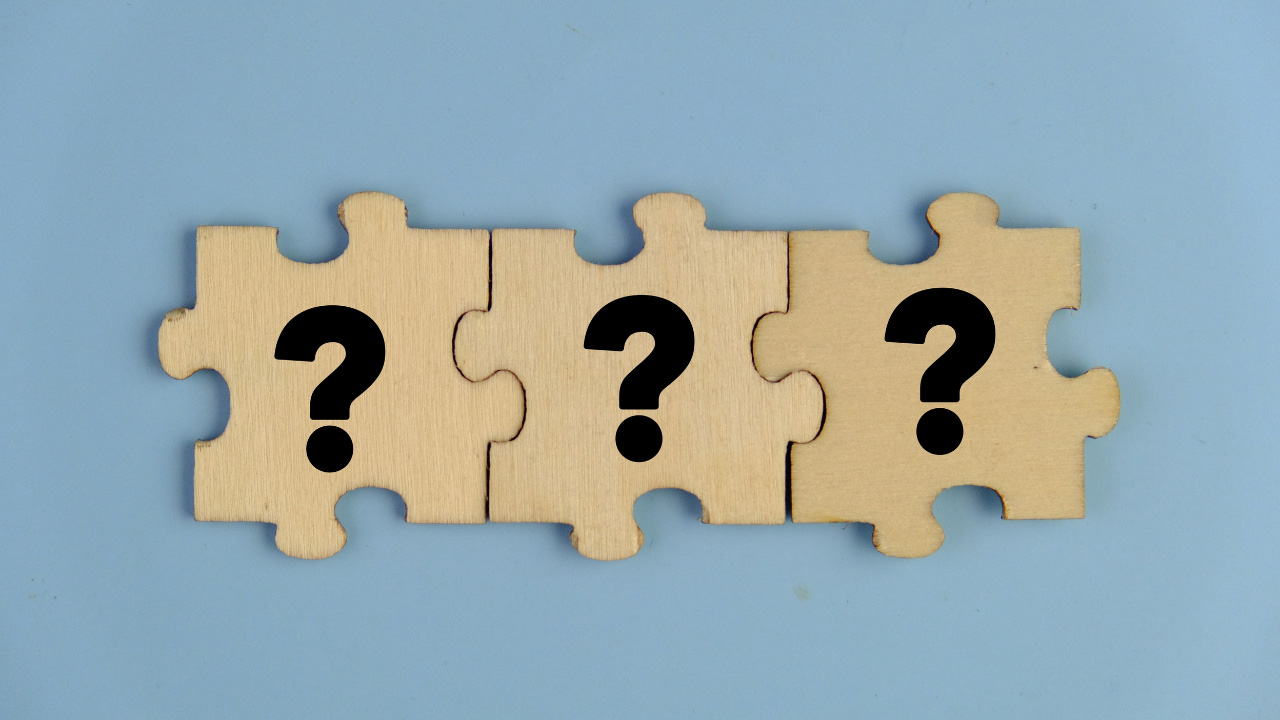 クエスチョンマークが描かれた木製パズルの画像