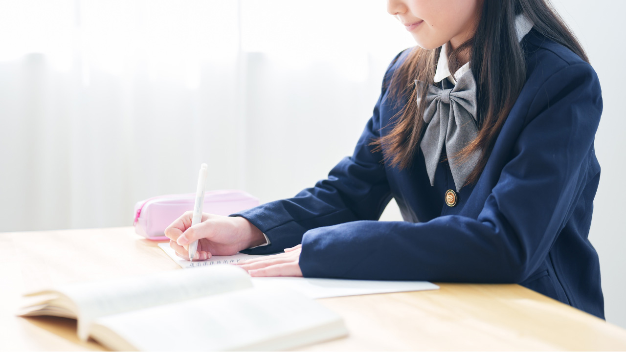 学生が机で勉強をしている画像