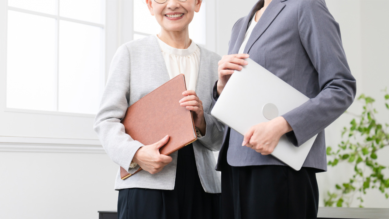 スーツを着た女性の画像