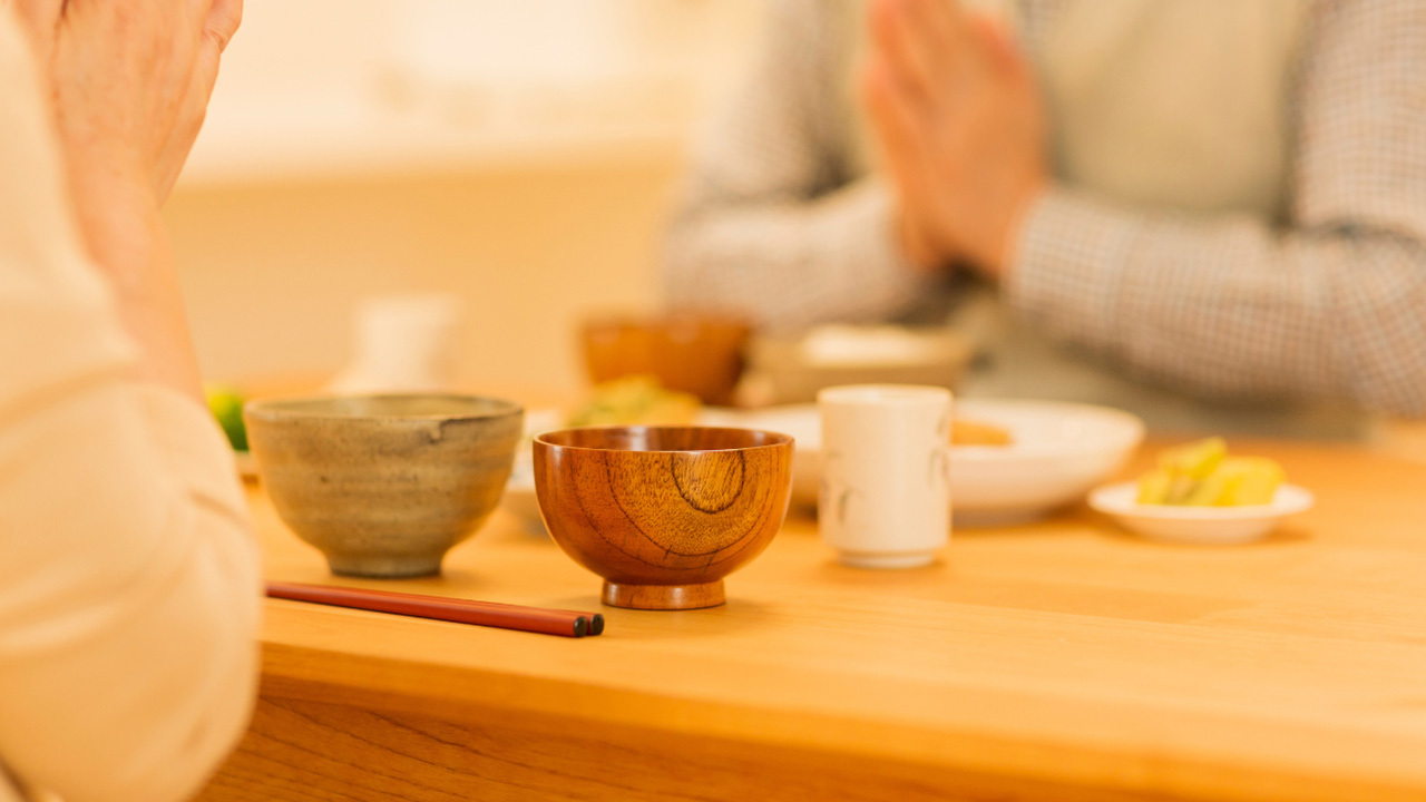 老夫婦が食卓を囲む画像